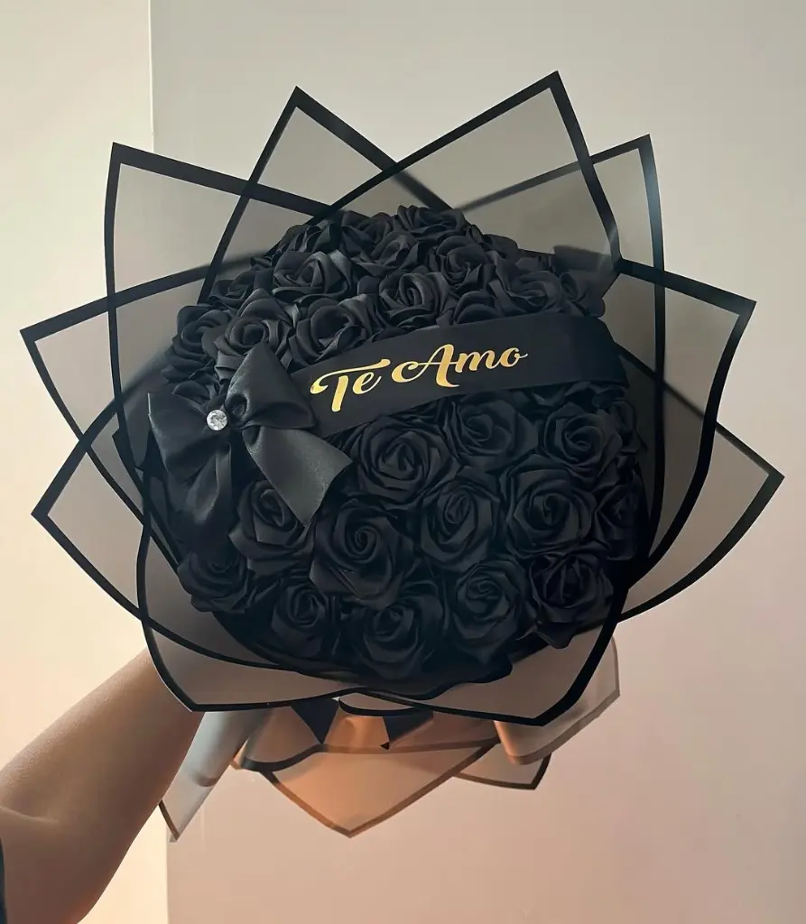 🖤✨Ramo personalizado de 36 rosas eternas negras con temática gótica, recuerden que ustedes nos (2).webp