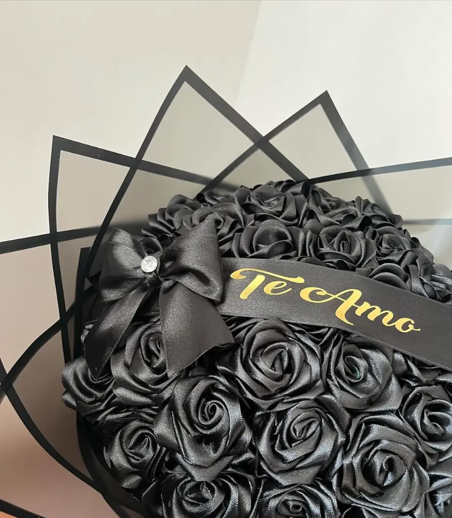 🖤✨Ramo personalizado de 36 rosas eternas negras con temática gótica, recuerden que ustedes nos (1).webp