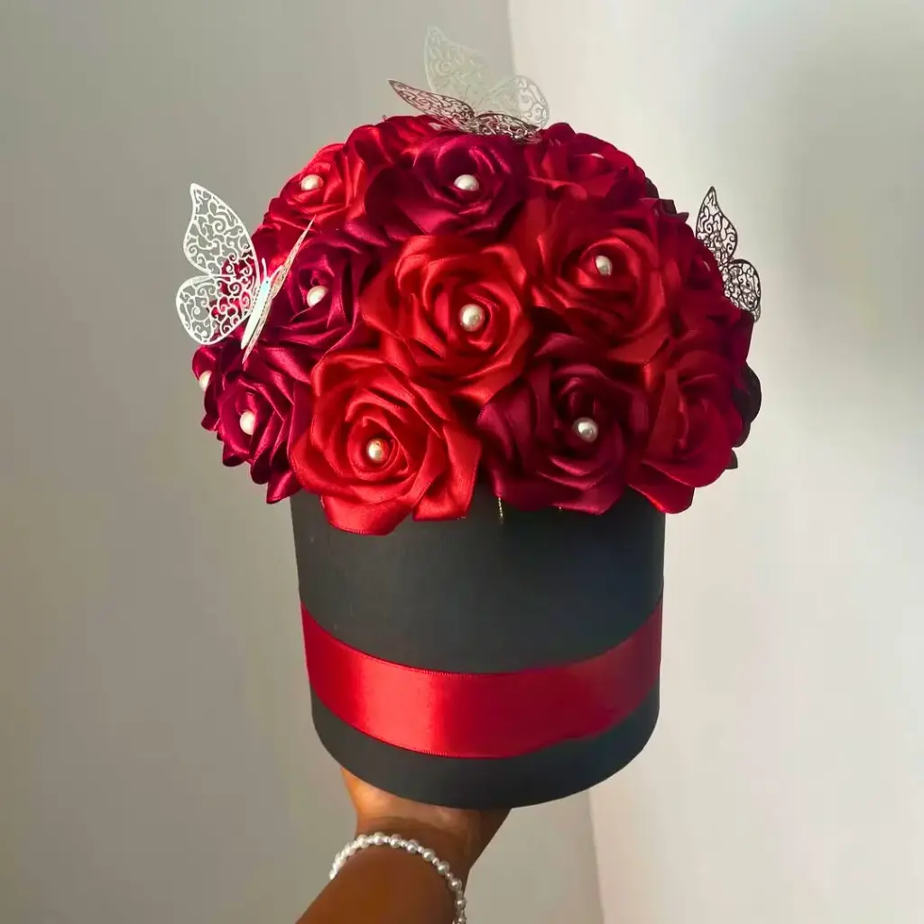 Round Boxed Ribbon Bouquet(25 Roses)