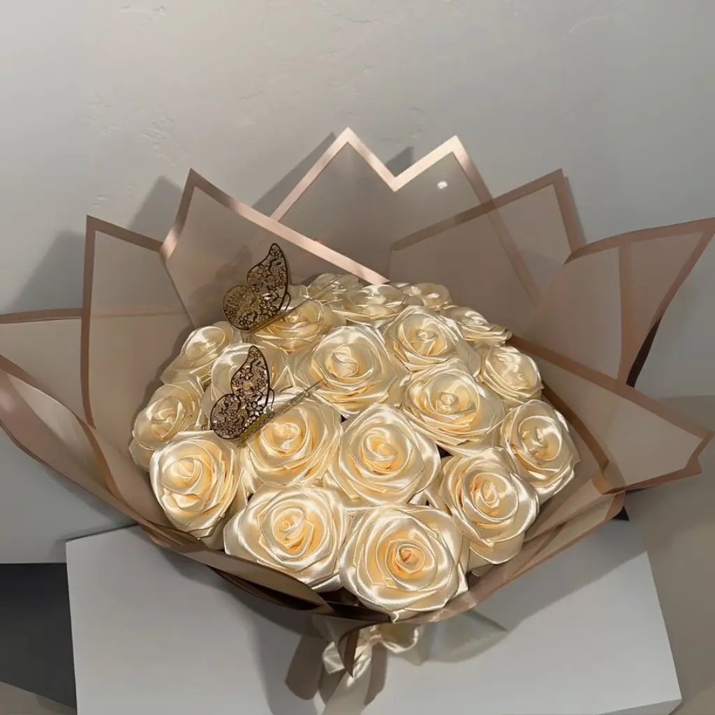 King Glossy White Ribbon Rose Bouquet(25 Roses)