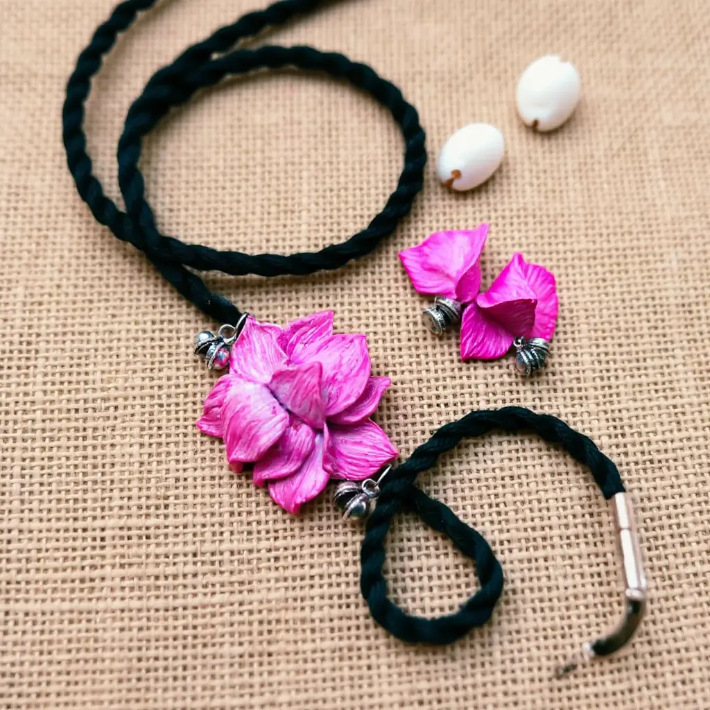 Poddo Choker and earrings